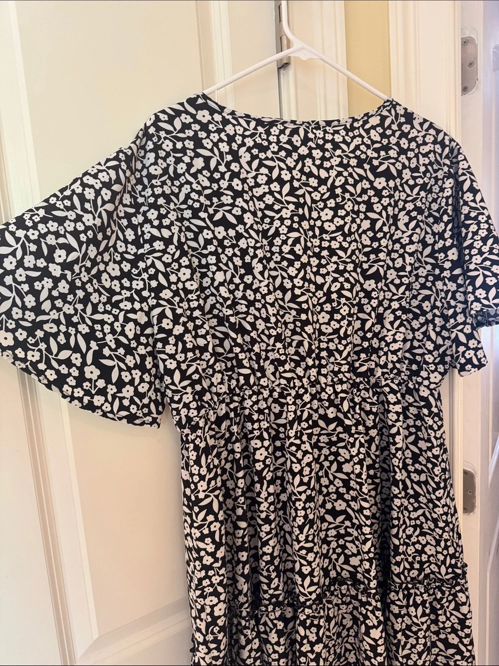 Black and White Floral Midi Dress with V-Neck Twist - Picture 5 of 6